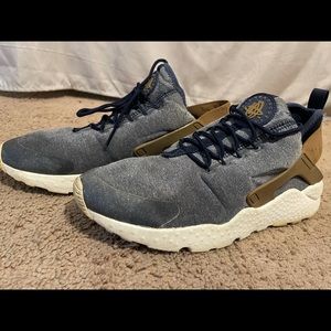 Blue and brown hauraches